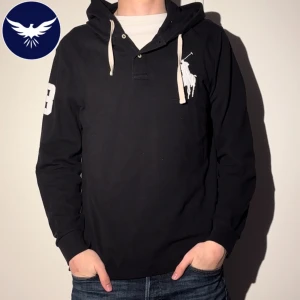 Ralph Lauren hoodie - En mycket snygg Ralph Lauren hoodie | skick 9/10 inga defekter | modellen är 184 och väger 70kg