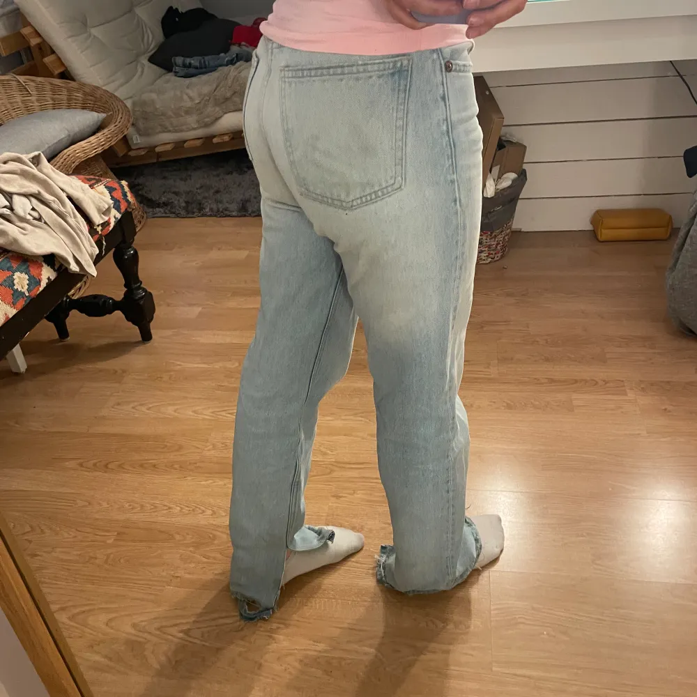 jeans från zara! de är raka men har klippt upp där nere så de har en slits! blev snyggare så🔥. Jeans & Byxor.