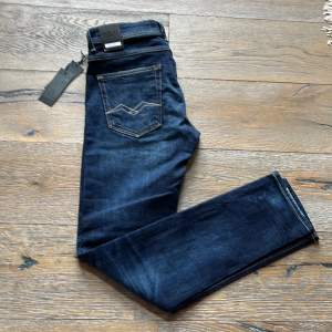 Säljer ett par helt nya replay jeans i modellen Willibi som sitter precis som ett par anbass. W28 L32