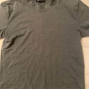 T-shirt zara  - Basic blå t-shorts från zara i mycket bra skick 