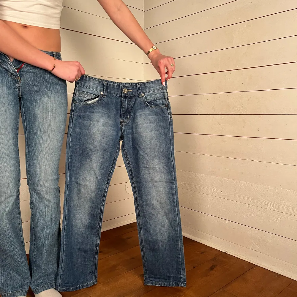 Midjemått( rätt över): 34cm Inerbenslängd: 67cm   Köp gärna via ”KÖP NU” Modellen är 170 cm, inga defekter 💕. Jeans & Byxor.