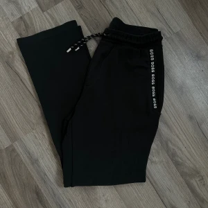 Hugo boss mjukisbyxor - Killen använder inte de längre då han gett bort koftan som hörde till , snygga mjukis som är öppna där nere alltså raka i modellen 