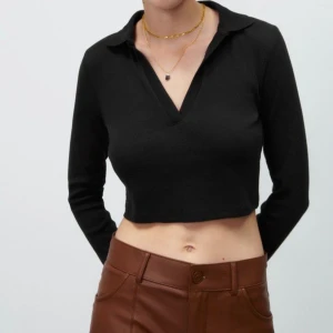 Magtröja med pikékrage Zara - Säljer denna snygga toppen i pikéstil då den inte kommit till någon användning. Helt nytt skick 🌸 säljer en likadan i vitt oxå! 