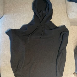 Stickad tröja med luva  - Säljer min jättesköna tröja då jag inte använder den köpt på dressman o den är använd 2 gånger  Ny pris 500  