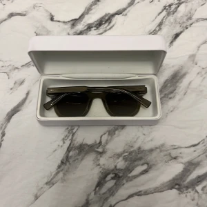 Solglasögon  - Helt nya äkta chimi gröna 