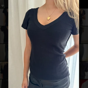 Svart v ringad tricot topp - Tricot topp i svart, cut out och knytdetalj i rygg. Stl S