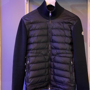 Moncler Cardigan  - Hej, säljer en Moncler Cardigan Tricot i storlek S. Mycket fint skick: 9/10  Självklart äkta, för mer info och bilder kom privat. Nypris: 10 095 kr | Mitt pris: 5200 kr | Priset kan diskuteras vid snabb affär!