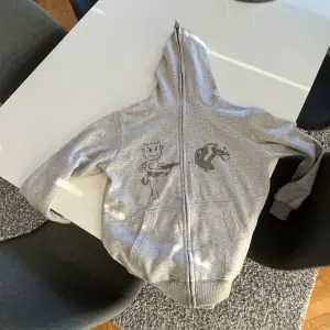Säljer denna super snygga zip hoodie ifrån Aim for the moo. Säljer åt min bror då han aldrig användt den