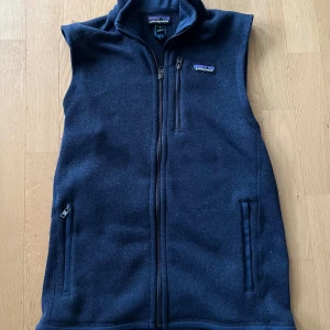 Patagonia väst - Säljer nu denna eftertraktade patagonia väst i nyskick! Använd 2/3 gånger. Dessa västar finns inte att köpa någonstans och är Derför mycket limiterade!!! Modellen är 180 och ni får skriva om ni har några funderingar😀