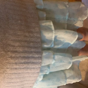 Nu säljer jag min fina kjol. Jag säljer den för att jag känner att det har börjat bli förliten - Kjol tun snygg till somaren 