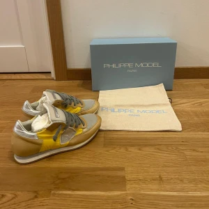 Philippe Model skor - Säljer dessa snygga skor från Philippe model i storlek 36! De är i bra skick skulle säga typ 9/10. Vid fler frågor eller funderingar skriv! 