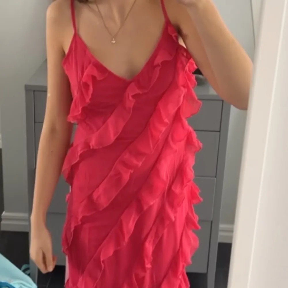 Säljer denna fina rosa balklänning, har två storlekar så denna annons är för xs. Jätte fin klänning till balen som är väldigt lång (maxidress) nypris 600kr. Klänningar.