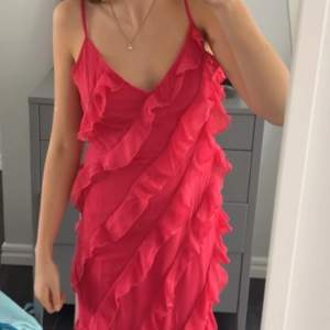 Säljer denna fina rosa balklänning, har två storlekar så denna annons är för xs. Jätte fin klänning till balen som är väldigt lång (maxidress) nypris 600kr