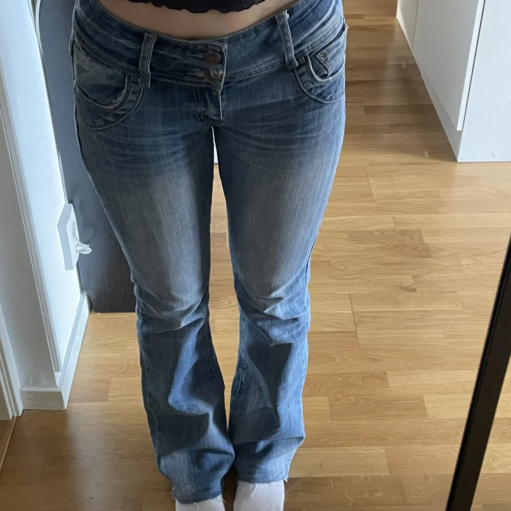 Lågmidjade ljusa bootcut jeans. Storlek EU40 men passar mig som vanligtvis har 36.  Jag är 165cm lång. 💛. Jeans & Byxor.