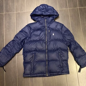 Ralph Lauren Jacka -  Bra skick! Har lite fjädring vilket förklarar det nedsatta priset  Storlek: 14-16 (Sitter som XS eller S) Nypris: Ca 3000 kr