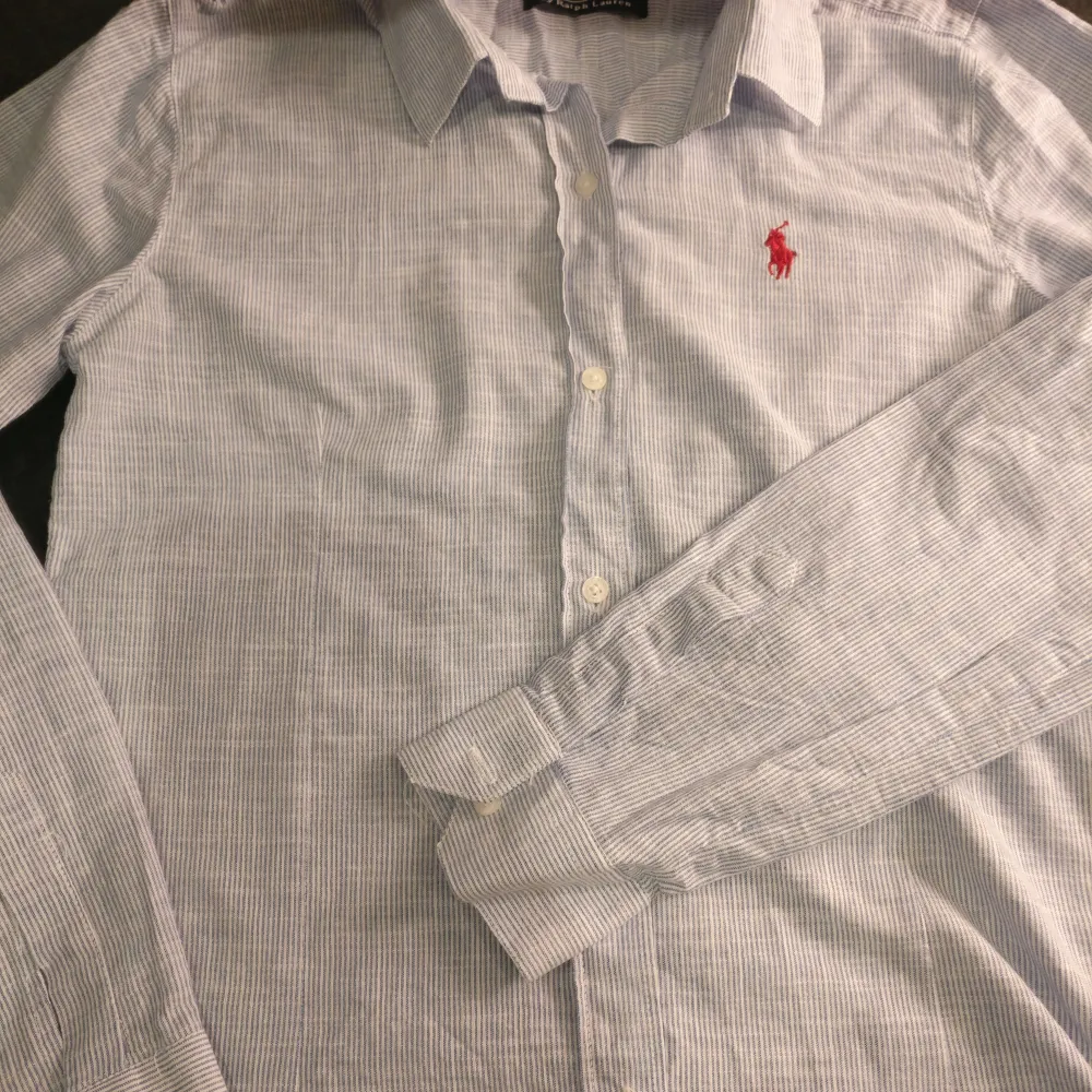 Bomullsskjorta i jättefint skick. 100% bomull. Passar stl S-M.Ej orginal  Blå och vit randig. Skjortor.