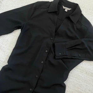 Skjorta svart  - Svart skjorta från H&M möjligen använts någon enstaka gång, storlek 36 Sökord: business casual, topp administrative black shirt office shimmy black top blus blouse 