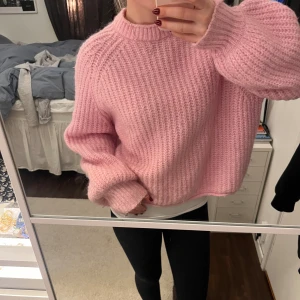 Tröja från zara  - Ljus rosa stickad  tröja från zara i en jättefin modell som sitter perfekt 💓