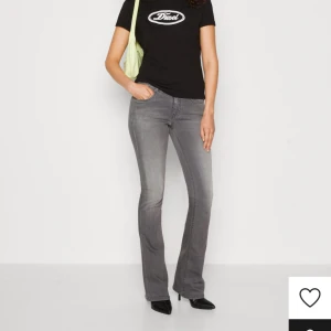 Jeans diesel  - Sjukt snygga jeans ifrån diesel köpta för 1600kr (nypris). Använda en gång men de var tyvärr för långa så har lite slitning nedtill (be om defektbild) inget som är synligt (jag är 168). De är låg midjade bootcut 