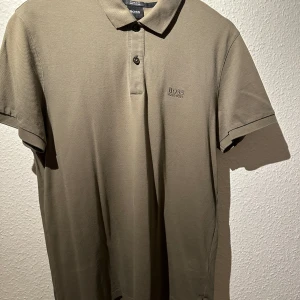 Hugo boss  - Väldigt sparsamt använd riktigt fin grön   500kr  