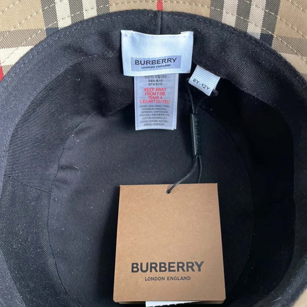 En helt ny Burberry bucket hat med tags! Köpt på ”S&C Hype” i Jönköping Intressekoll… (Inga returer). Accessoarer.