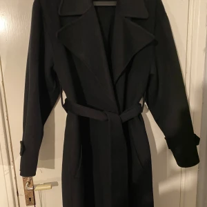 Mango KAPPA - Super snygg kappa till vår eller vinter. Använd 1 gång. Slutsåld! Pris går att diskuteras :)