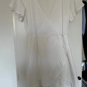 Säljer min vita klänning från Nelly. Endast använd en gång (skolavslutning). (Tvättas såklart innan jag skickar)🥰