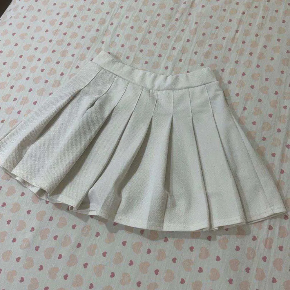 En fin kjol i storlek s  Fraktar och möts upp. Shorts.