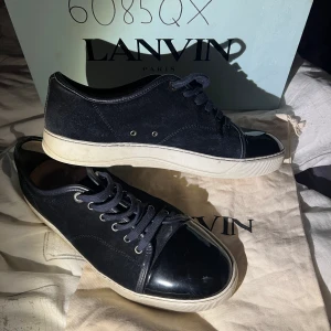 Lanvin skor - Säljer dessa feta lanvins i skick 8.5/10 Storlek UK9 som passar 43-44 Tillkommer: skor, box och 1 dustbag 
