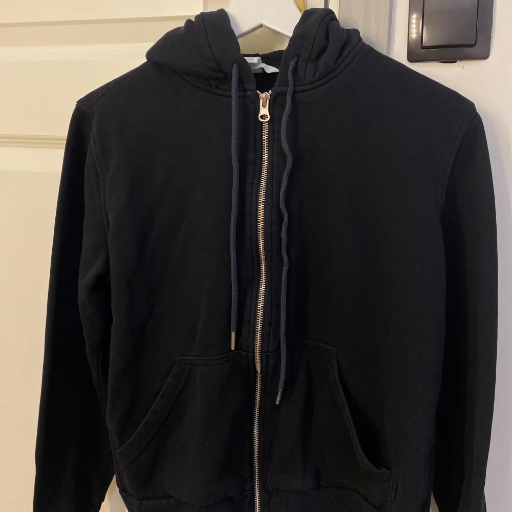 En svart zip-hoodie från H&M!  Säljer då den ej används längre!  Kontakta för mer info!💫💫. Hoodies.