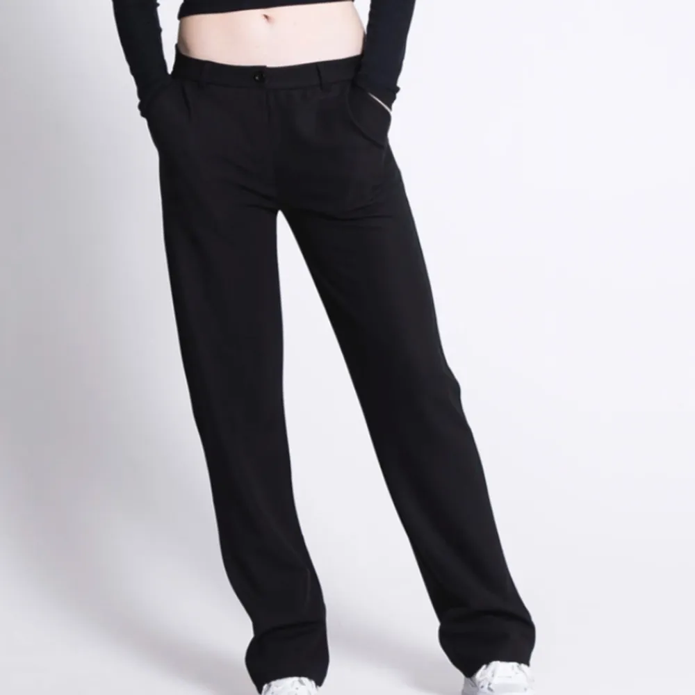 Svarta low waist kostymbyxor från lager 157🩷. Jeans & Byxor.