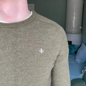 Extremt soft tröja från Morris i 100% merinoull!! Skicket är perfekt 🙌 modellen är 186, skriv vid fråga 👍 