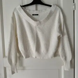 Vit stickad tröja från Gina tricot i storlek M. Lite kortare i modellen, sparsamt använd. Katt finns i hemmet 