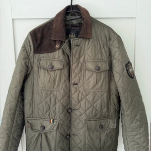 Morris Jacka - Säljer min Morris jacka. Storlek S, jackan är helfodrad och är i Nylon med mocka-detaljer. Mycket fräsch i skicket och har dessutom knappt använts. Perfekt som vårjacka!