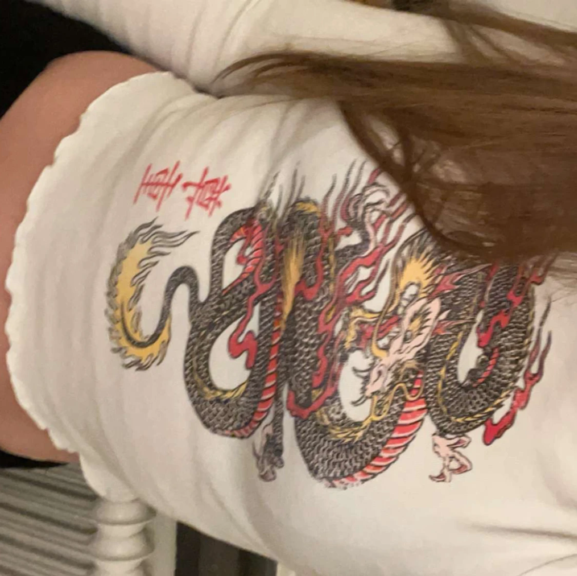 Vit tröja med drake