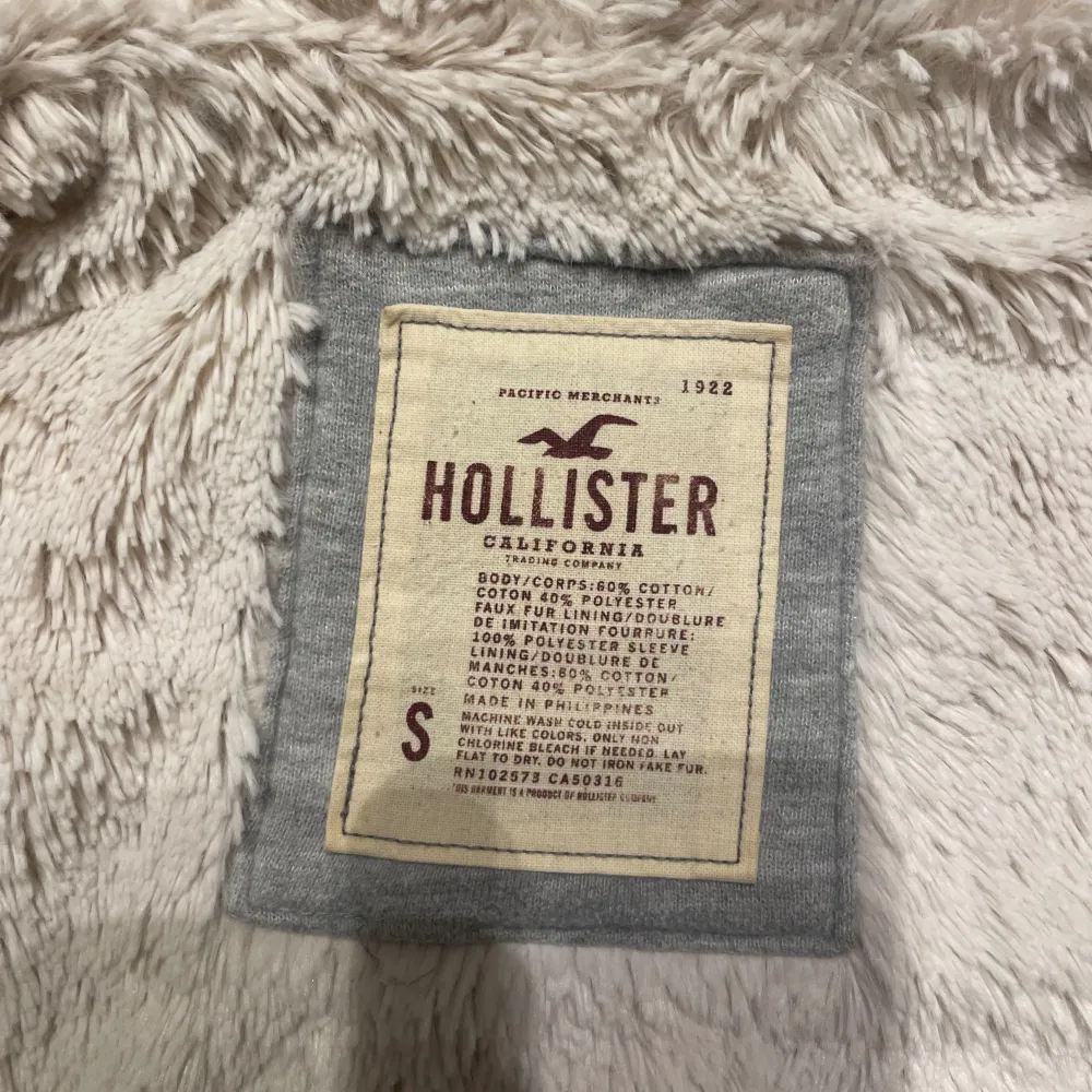 Säljer den här gulliga och lurviga munkjackan från Hollister då den är för liten. Den är i storlek S men skulle säga att den passar som en XS. Ej använd. . Hoodies.