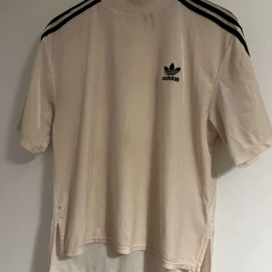 Adidas T-shirt - Den är använd många gånger men är i bra skick har inga hål osv den är äkta! 
