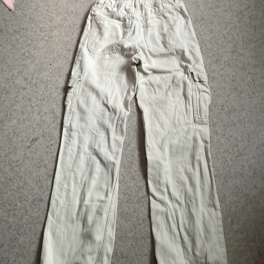 Cargo jeans från Gina Tricot från deras young sortiment, i storlek 158. Passar jätte bra om man är mellan 155-160. Man kan även justera hur tight den ska vara runt midjan, den har använts flera gånger men är i gott skick. Säljer då jag bytt stil.. Jeans & Byxor.