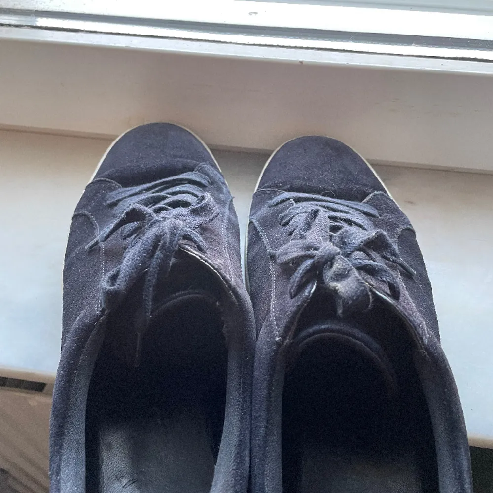 Ett par mörkblåa vagabond skor i storlek 42 sitter lite stort. Köpta är på Plick men var tyvär för stora för mig därför jag säljer dom. 7/10 skick finns tecken på slitage men har fortfarande mycket att ge.. Skor.