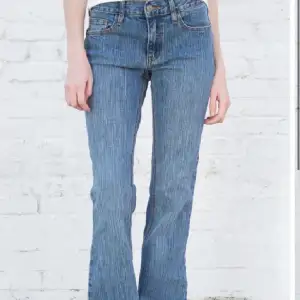 Snygga brandy Melville jeans som är nyskick 🤩 jag köpte dom nyligen men tyvärr kommer dom aldrig till användning 💗  nypris ca 400kr