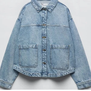 Jeans jacka  - Säljer min skitsnygga jeansjacka som e perfekt till våren och sommaren. Använd fåtal gånger så den är som ny bara utan lapp. Köpt för 350kr