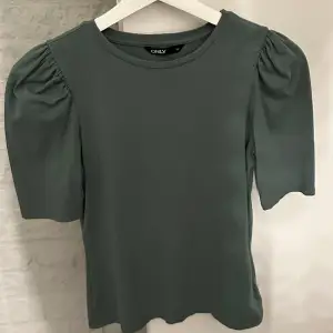 Säljer en grön fin tröja ifrån Only. Som är i nytt skick, knappt använd. Storlek XS.