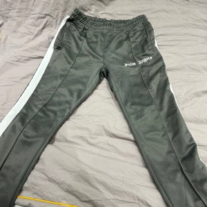 Palm angels byxor - Palm angels byxor i jätte bra skick. Jag säljer dessa fina byxor nu för jag växt ut dem o tycker att andra också ska få ha på sig såna fina byxor. Köpta för 2 år sen för 1500kr. Skriv för för fler bilder och om du är intresserad