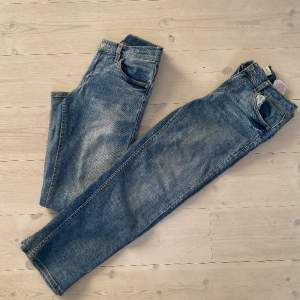 Byxor, stl. 158/164 (12-14 år), Unisex Två par jeans i nyskick. 💕  Byxan har en normalhög midja och rak passform.   Beninner-längd 69cm Midjemått 80