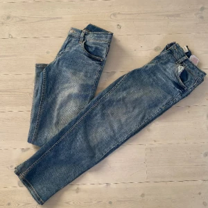 Levis jeans - Byxor, stl. 158/164 (12-14 år), Unisex Två par jeans i nyskick. 💕  Byxan har en normalhög midja och rak passform.   Beninner-längd 69cm Midjemått 80