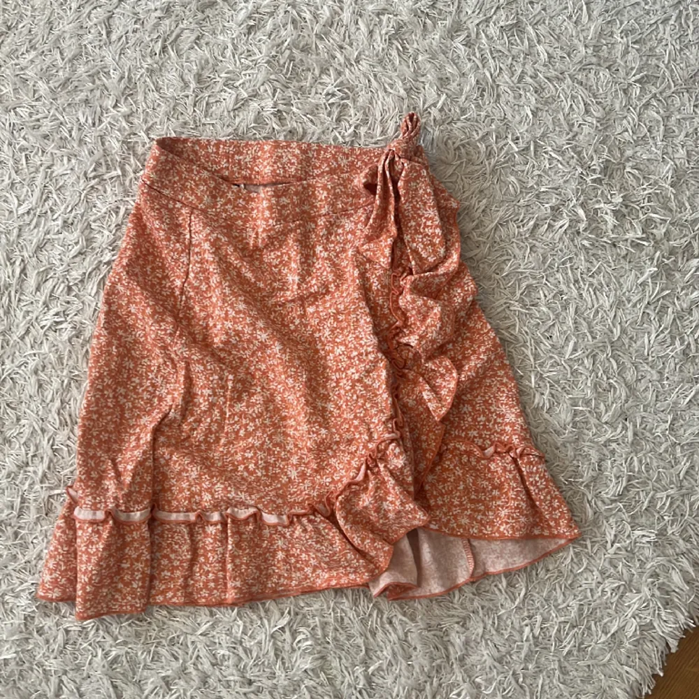 Orange kjol från Gina säljer då den ej kommer till användning💓💓💓. Kjolar.