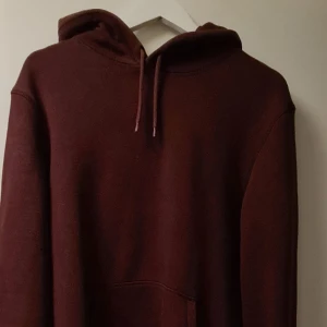 Vin Röd Hodie - En jättefin hodie som nu tyvärr är för liten. Väldigt bra skick och kvalite, Nypris 180kr. Storleken är S men passar bra för M. Funkar för både killar och tjejer. Hör gärna av er om ni har några frågor. 