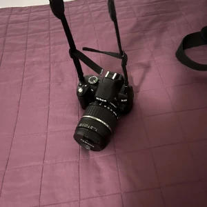 nikon D3000 18-55 II kit - proffsig kamera som säljs eftersom jag ej har användning av den.  köpt 2021 för 5000kr som bild 2 visar så är det ett kit med kamera och lins finns även väska för kameran för 200kr ( skriv för fler bilder )  säljer för 4000kr men pris kan diskuteras