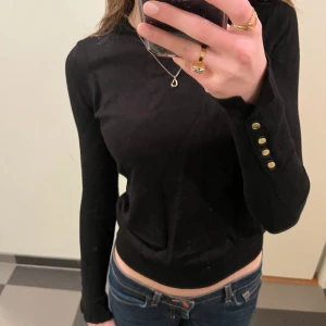Topp - Långärmad svart topp från Zara med gulddetaljer på ärmarna❤️‍🔥
