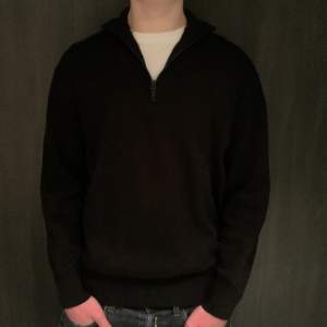 Säljer en half-zip tröja från zara  Skicket 10/10 knappt använd Pris kan diskuteras 